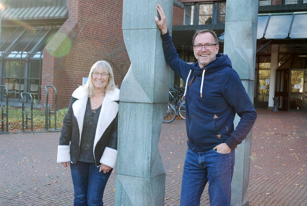 Ulrike Trick und Hubert Kück vor dem Kreishaus Wesel